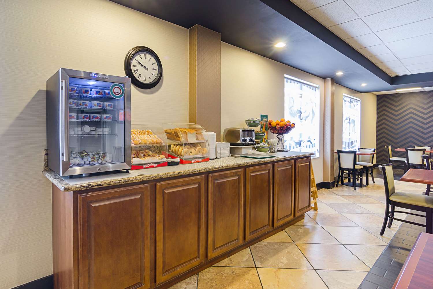 Holiday Inn & Suites Richmond - West End 12/15