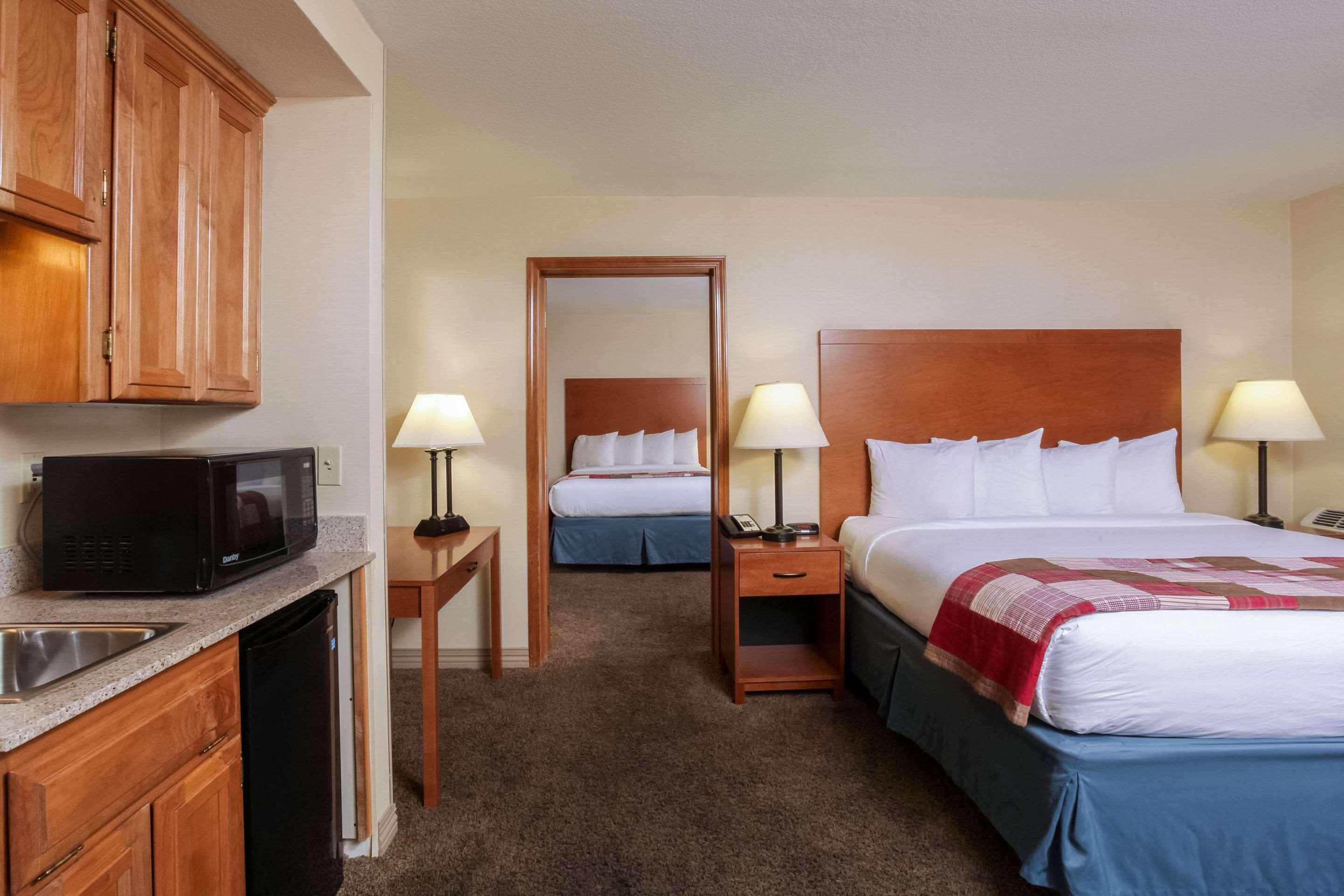 ROOM, KING BED