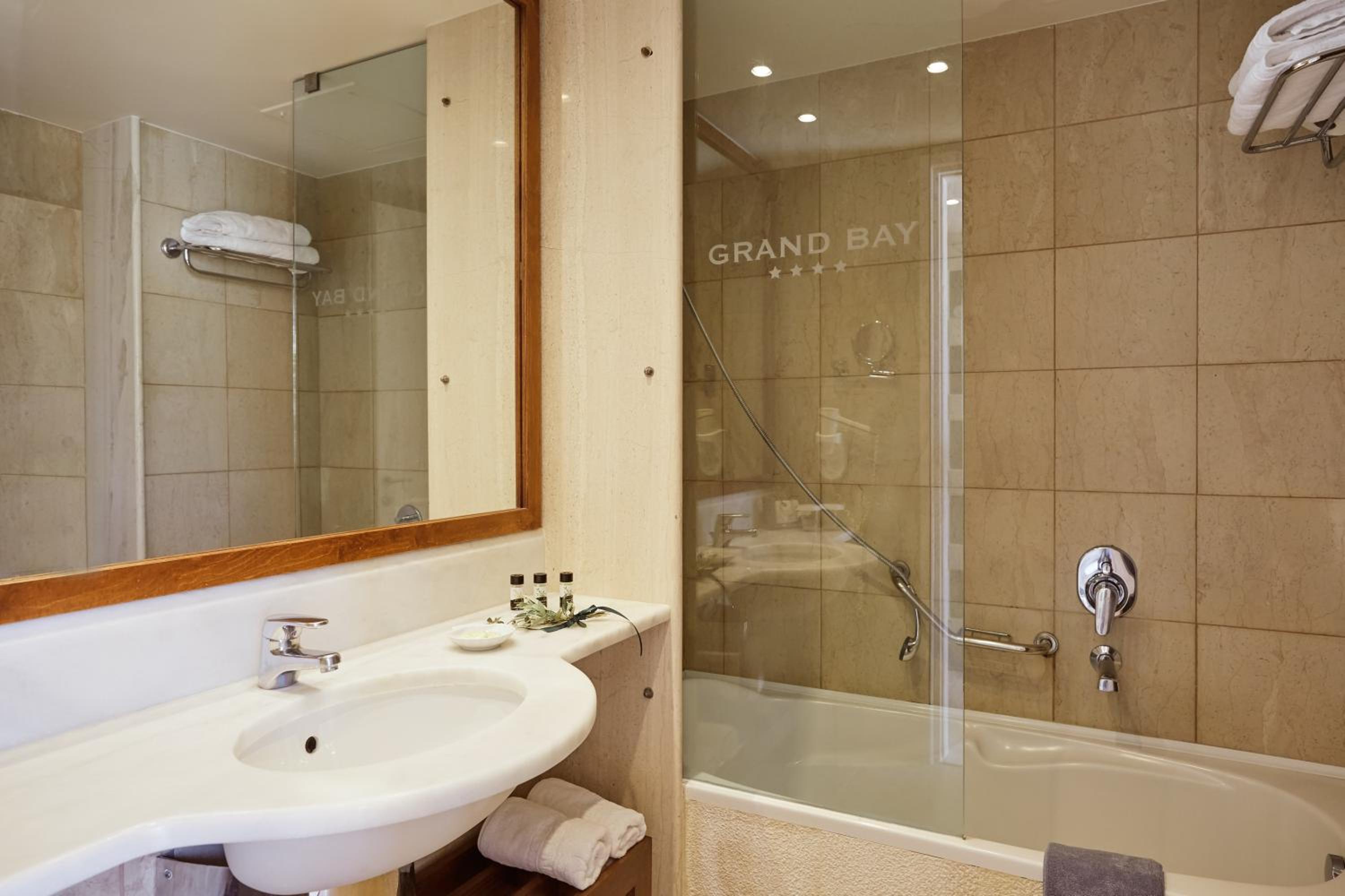 Junior Suite, Sea Front, Shared Pool، GRAND BAY BEACH RESORT KOLYMBARI 3/6