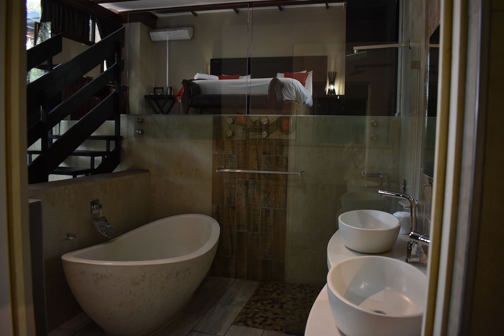 Waterfalls Boutique Hotel 48/50