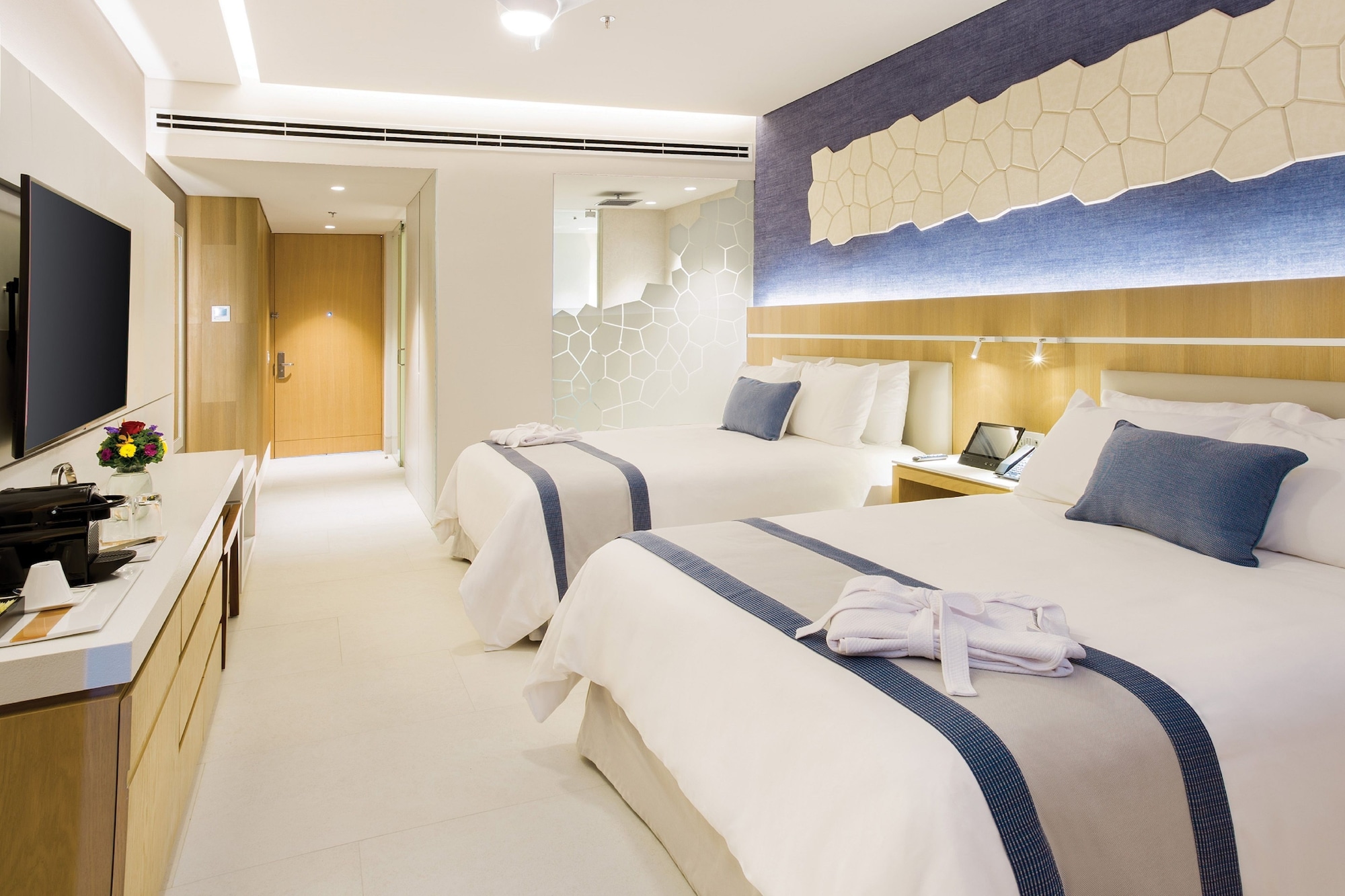PREFERRED CLUB, DELUXE, 2 QUEEN BEDS, OCEAN VIEW