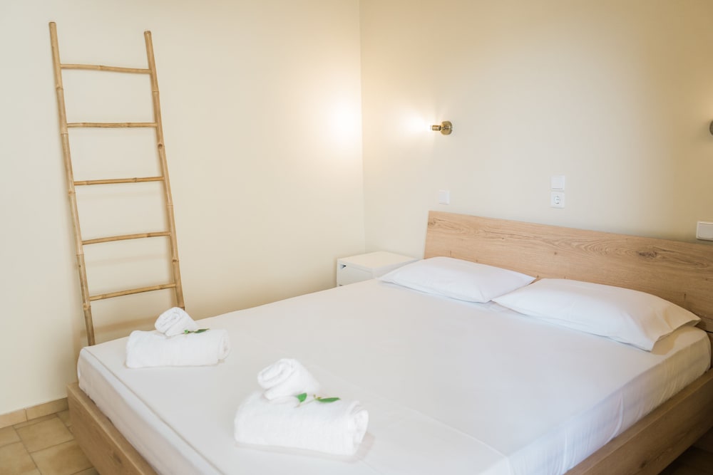 Studio, King Bed, Partial Sea View