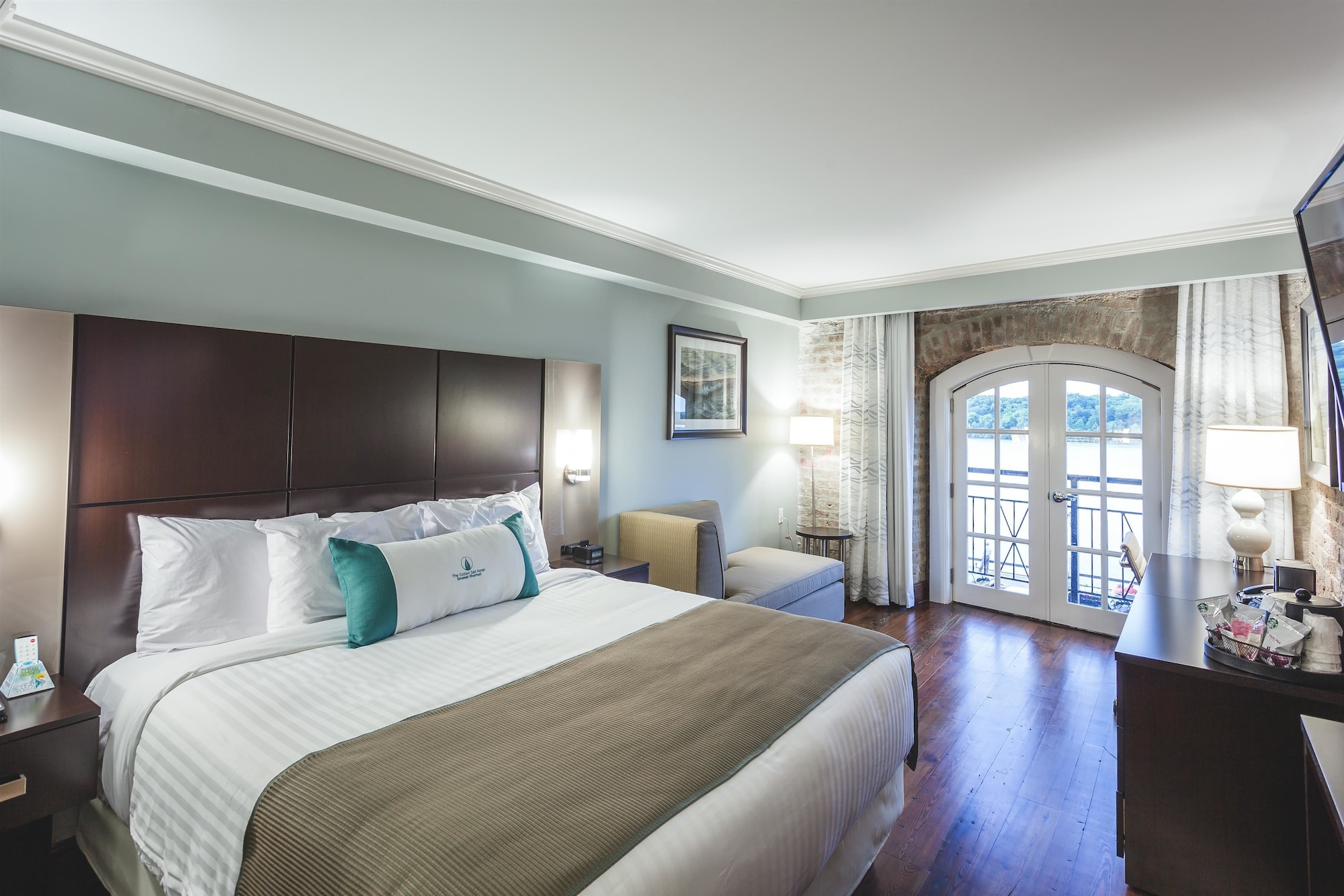 ROOM, KING BED, RIVER VIEW