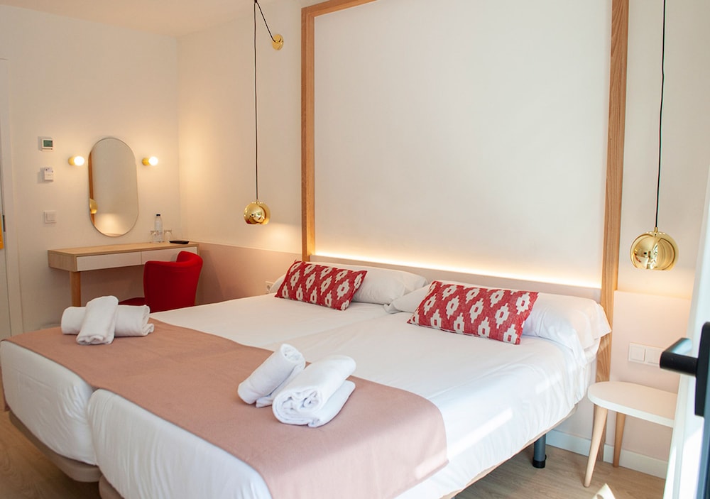 غرفة سوبيريور عائلية بإطلالة على المسبح بشرفة مفردة بسرير كوين، Sol I Vida Boutique Hotel Adults Only 2/4