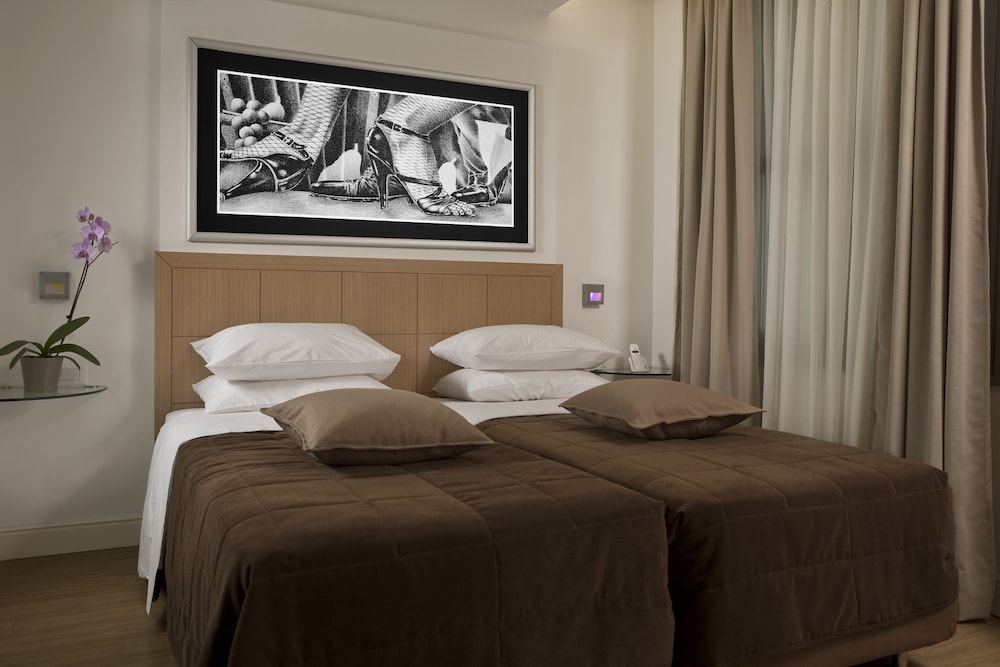 ROOM, TWIN BEDS