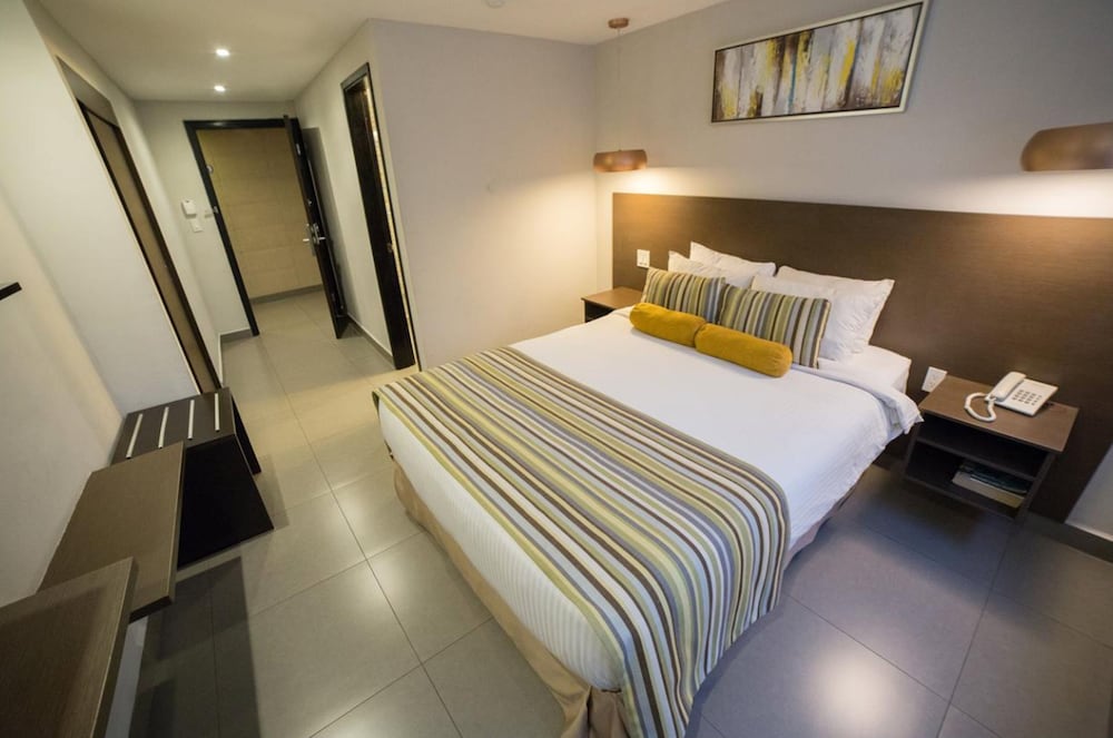 STANDARD, QUEEN BED
