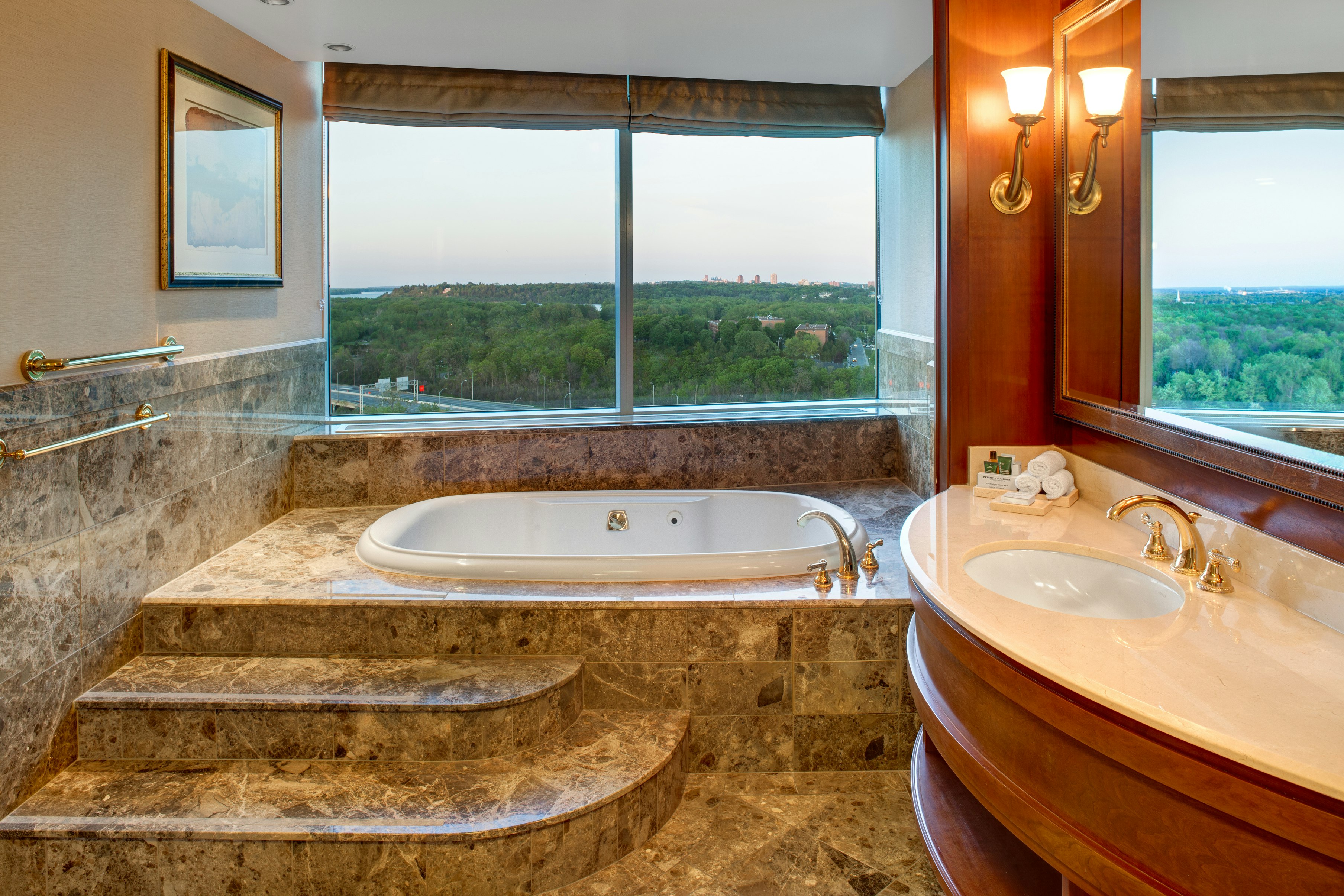جناح بسرير كينج بغرفة نوم واحدة بحوض جاكوزي، Hilton Lac Leamy 5/6