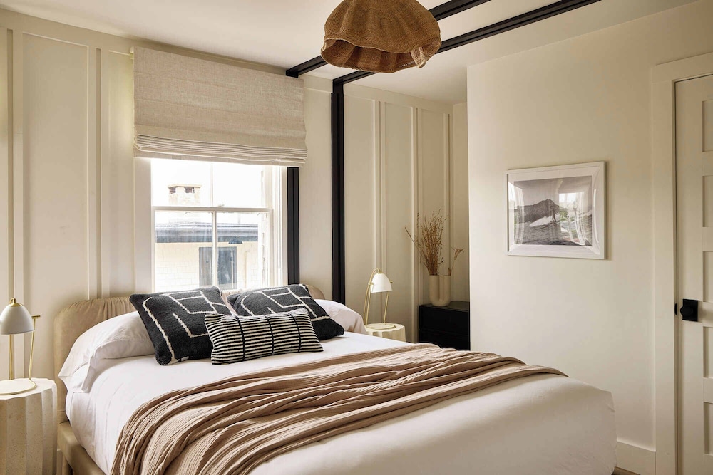 Gothic, Queen Bed