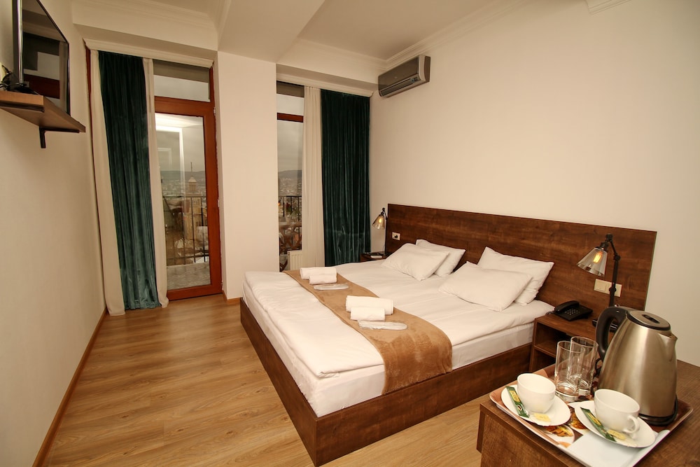 DELUXE, QUEEN BED