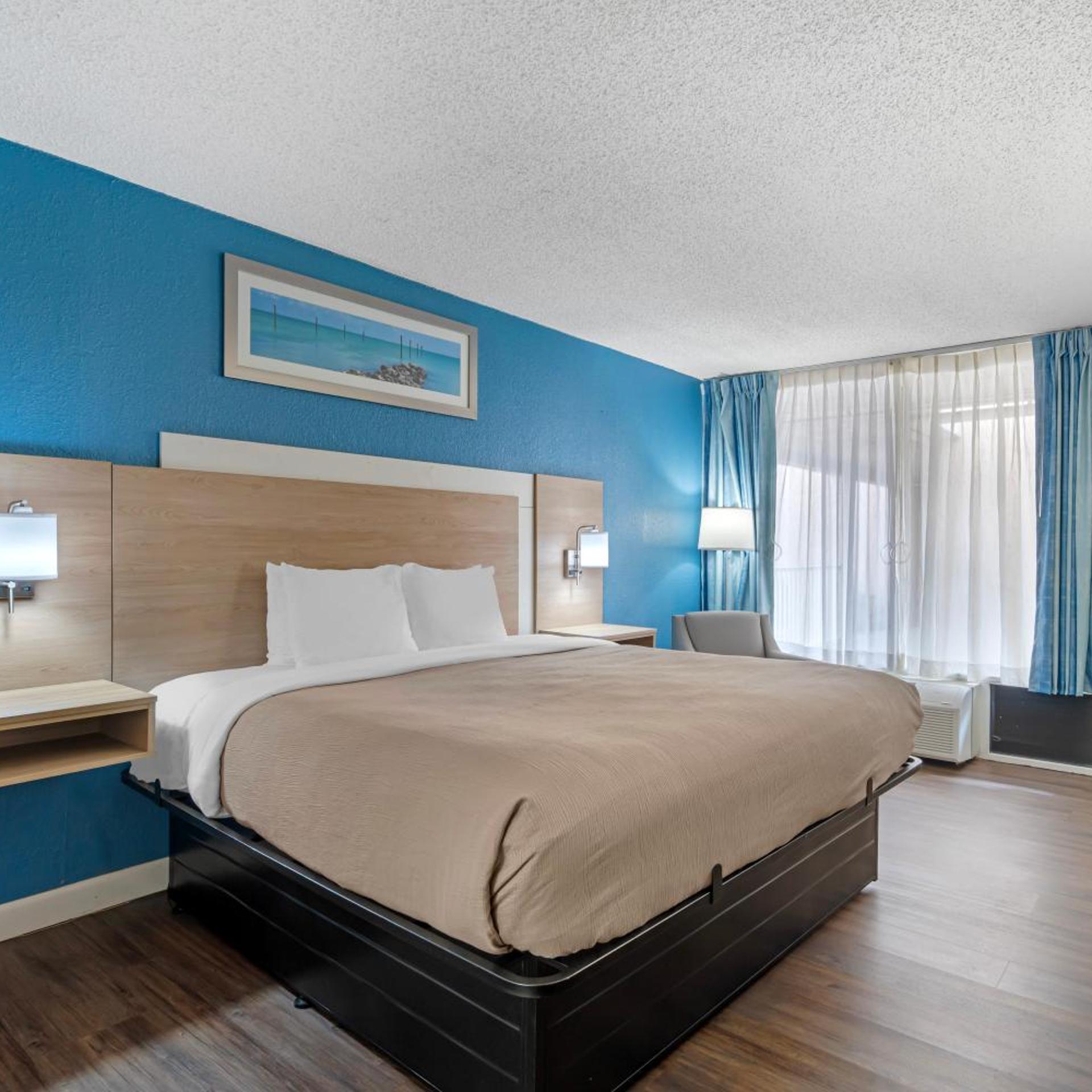 Business, King Bed, Pool View