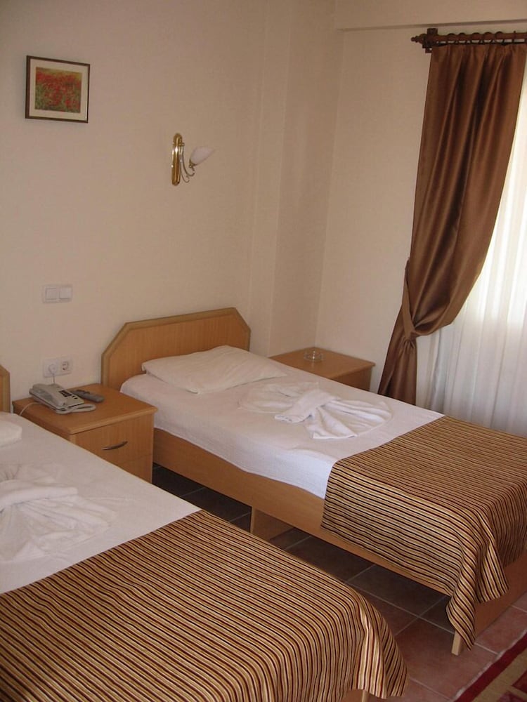MOMS HOTEL 15/44