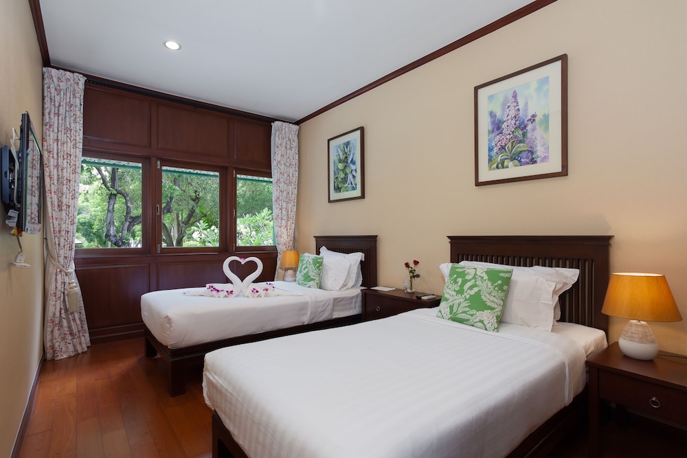 DELUXE, TWIN BEDS, GARDEN VIEW