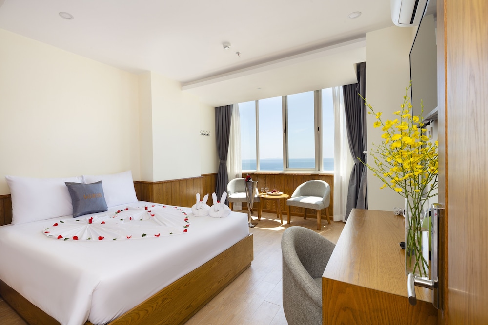 غرفة بريميير بسرير كوين بإطلالة على البحر، Quang Vinh Hotel 9/10