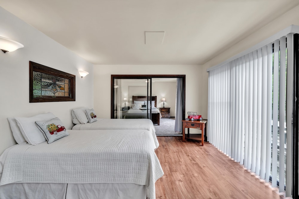 3 Bedrooms, Bridge, Cabin, 2 Queen and Twin Beds