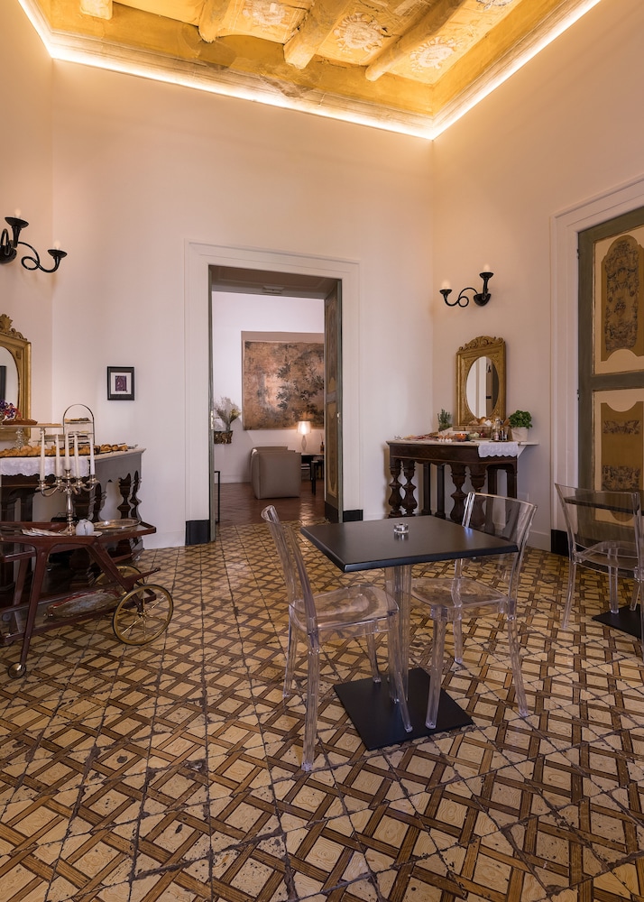 SANTA CHIARA BOUTIQUE HOTEL 41/73