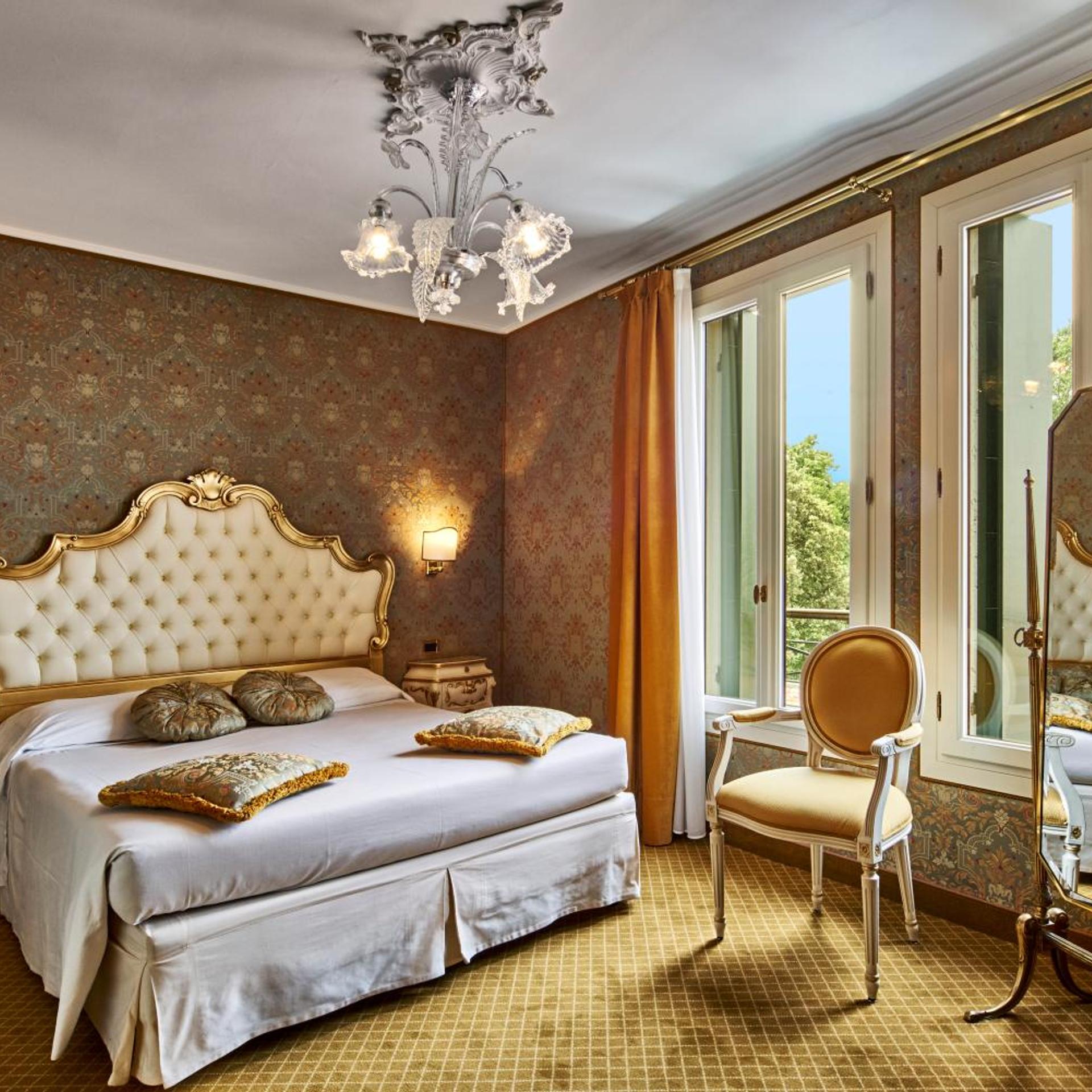 Deluxe, Canal View