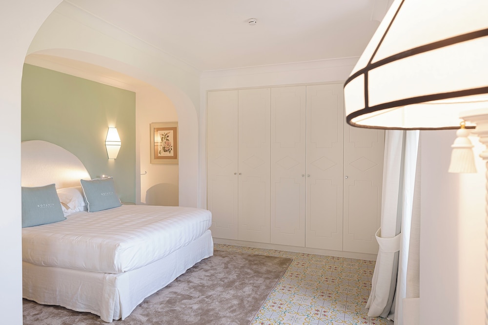 ROMANTIC, SUITE, KING BED, GARDEN VIEW, SOFA, HOT TUB, TERRACE