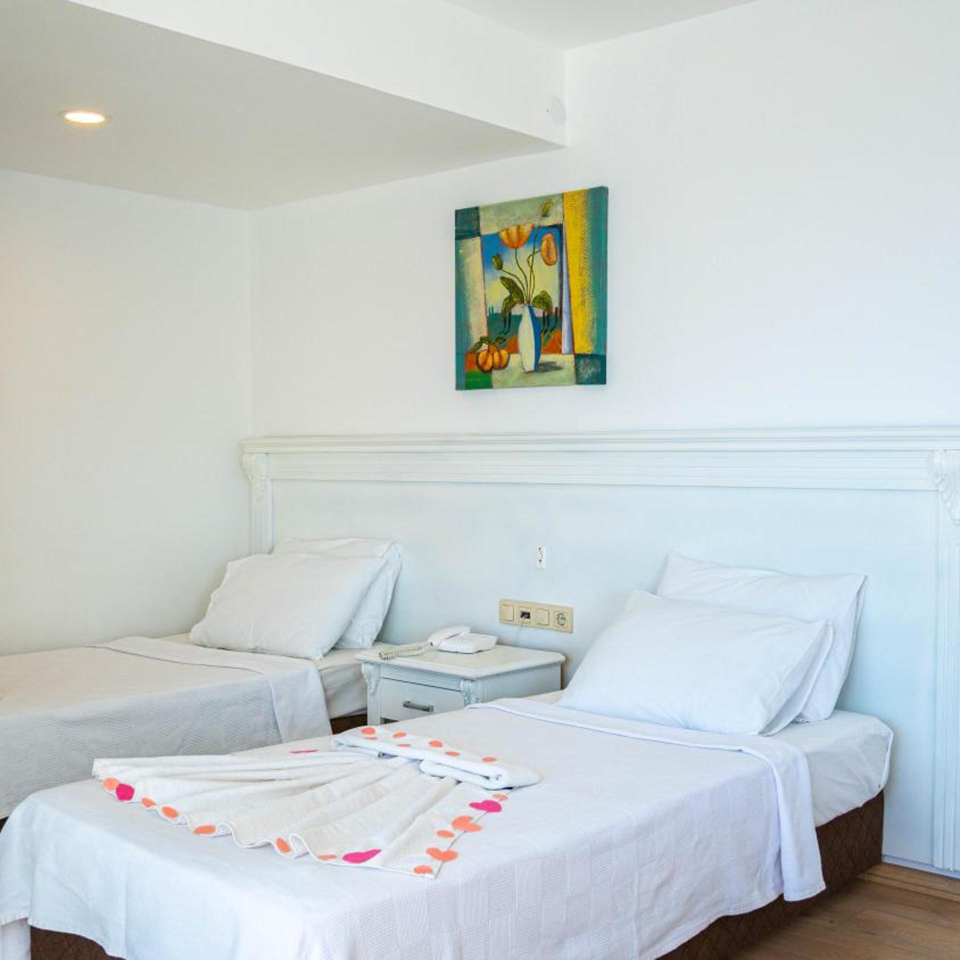 ROOM, DOUBLE BED