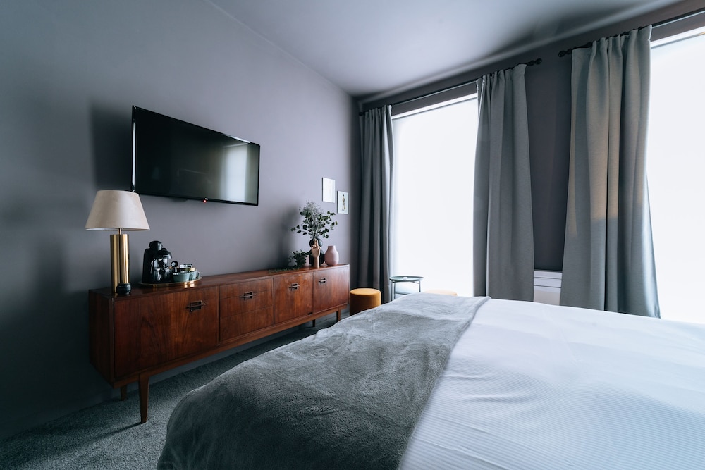 DELUXE, DOUBLE BED