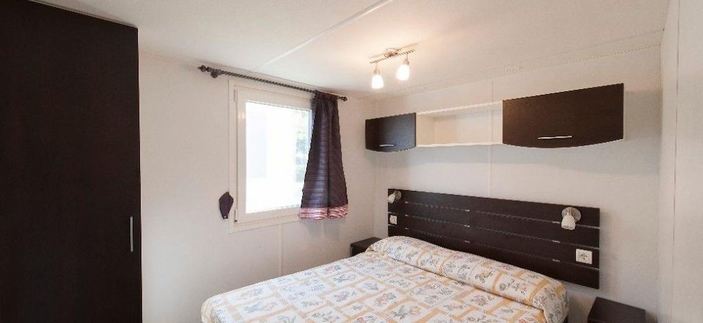 3 Bedrooms, Mobile Home, 1 Queen and 4 Single Beds