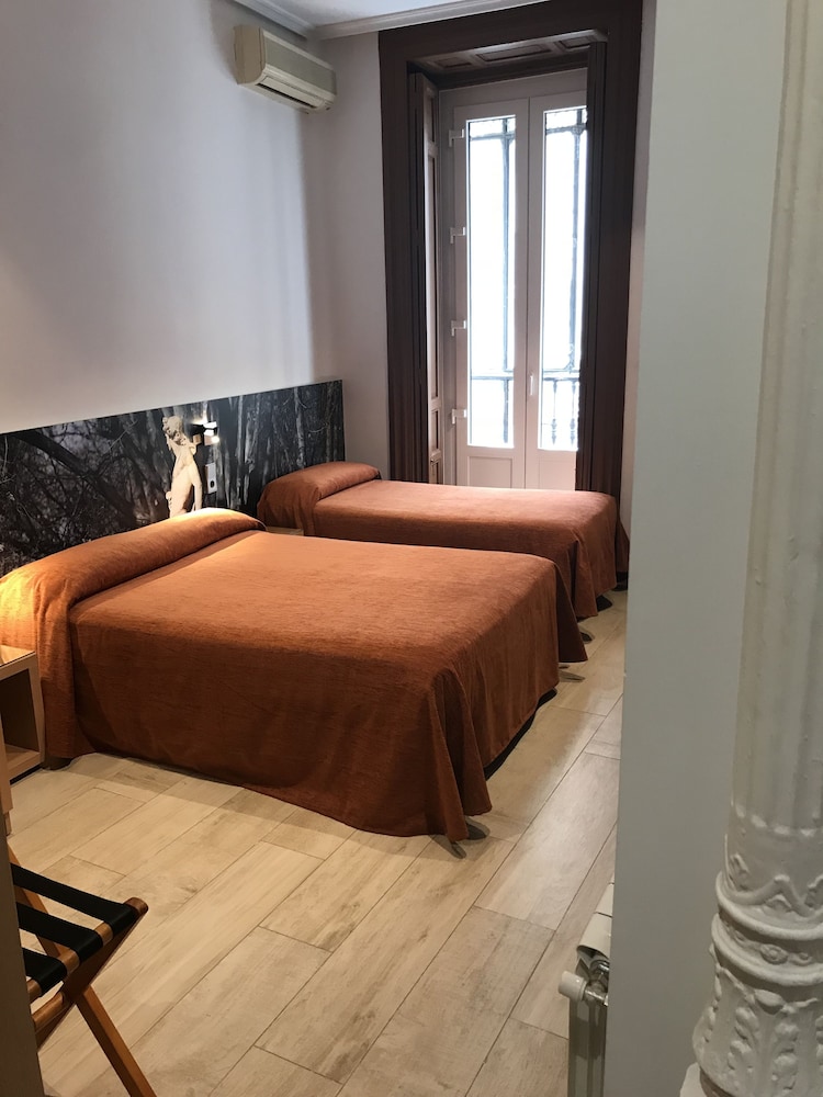 ROOM, QUADRUPLE