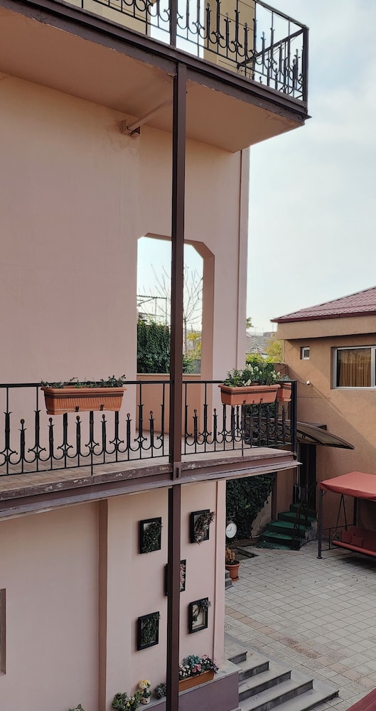 Areg Hotel 3/113