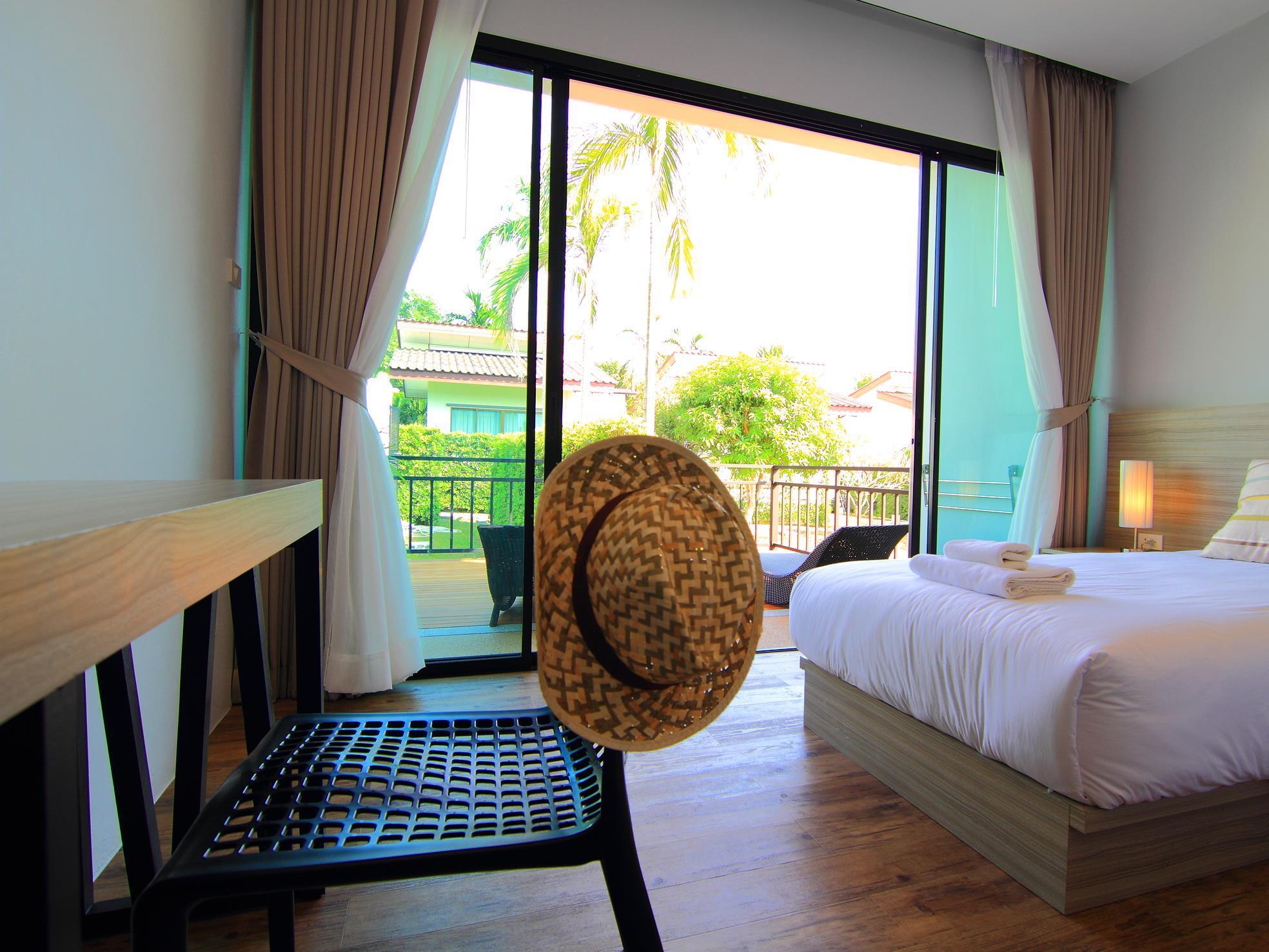 Room, King Bed, Pool Access