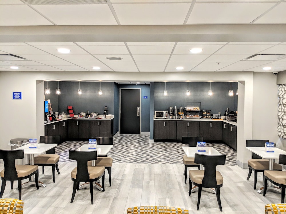 Best Western Plus Bloomington East Hotel 19/24