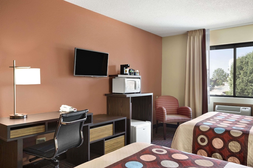 Super 8 By Wyndham Carbondale 14/23