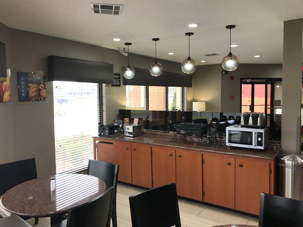 Best Western Airport Inn 18/40