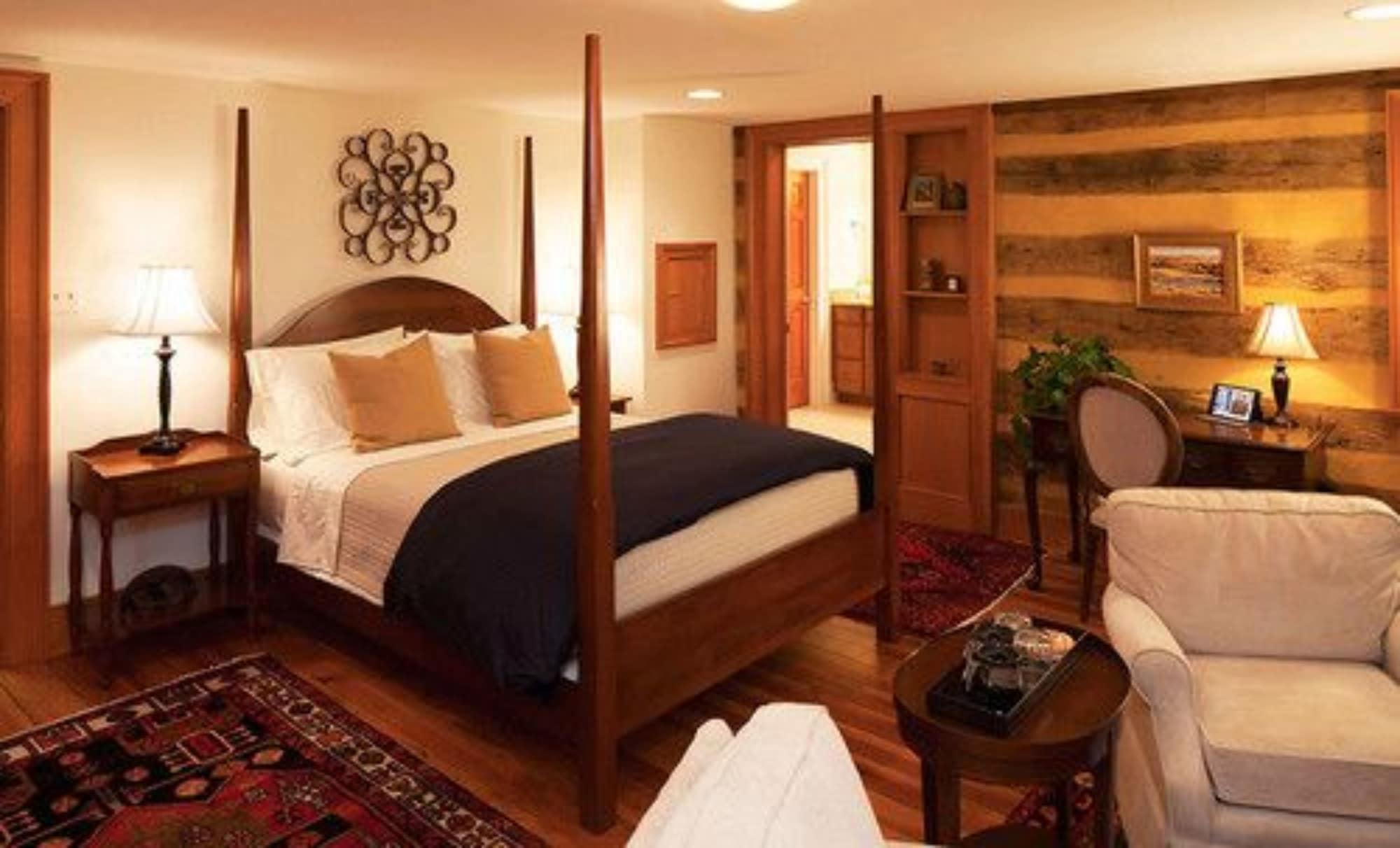 East, Suite, Queen Bed