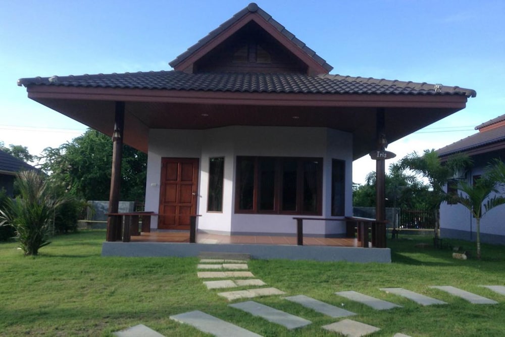 Waterside Resort 8/70