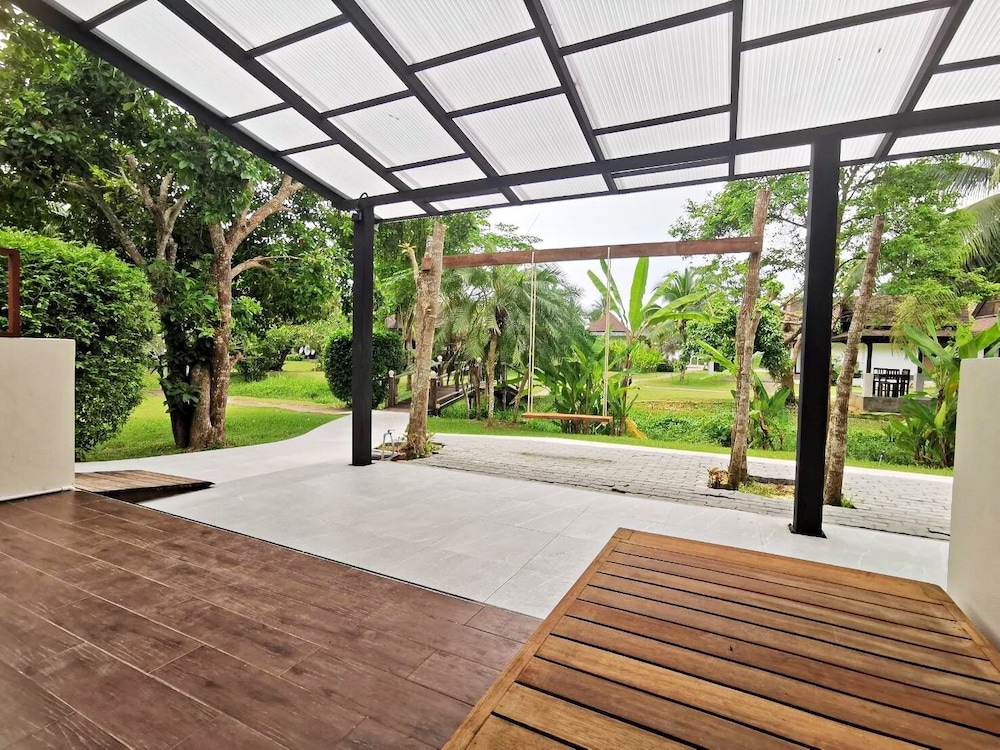 Nana Beach Hotel 52/80