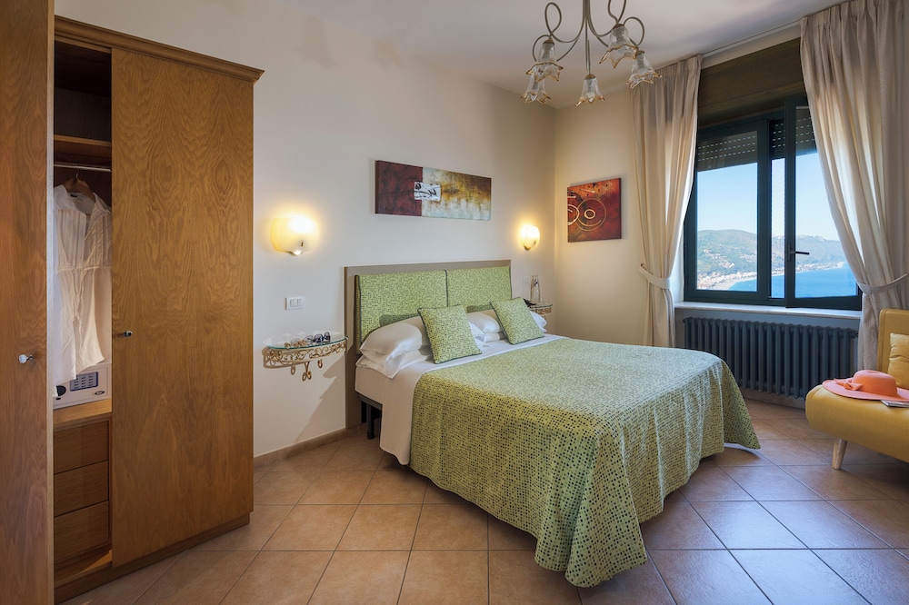 غرفة قياسية بسرير كوين بإطلالة على البحر، Hotel La Pensione Svizzera 6/10