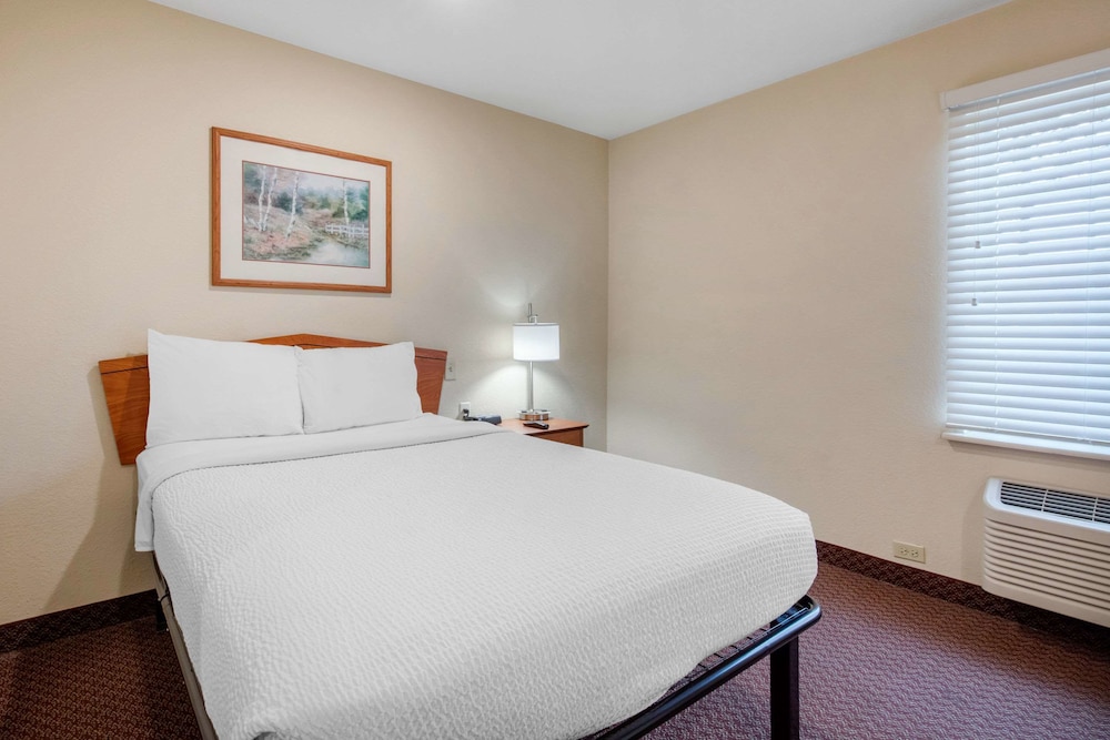 EFFICIENCY, QUEEN BED, ACCESSIBLE