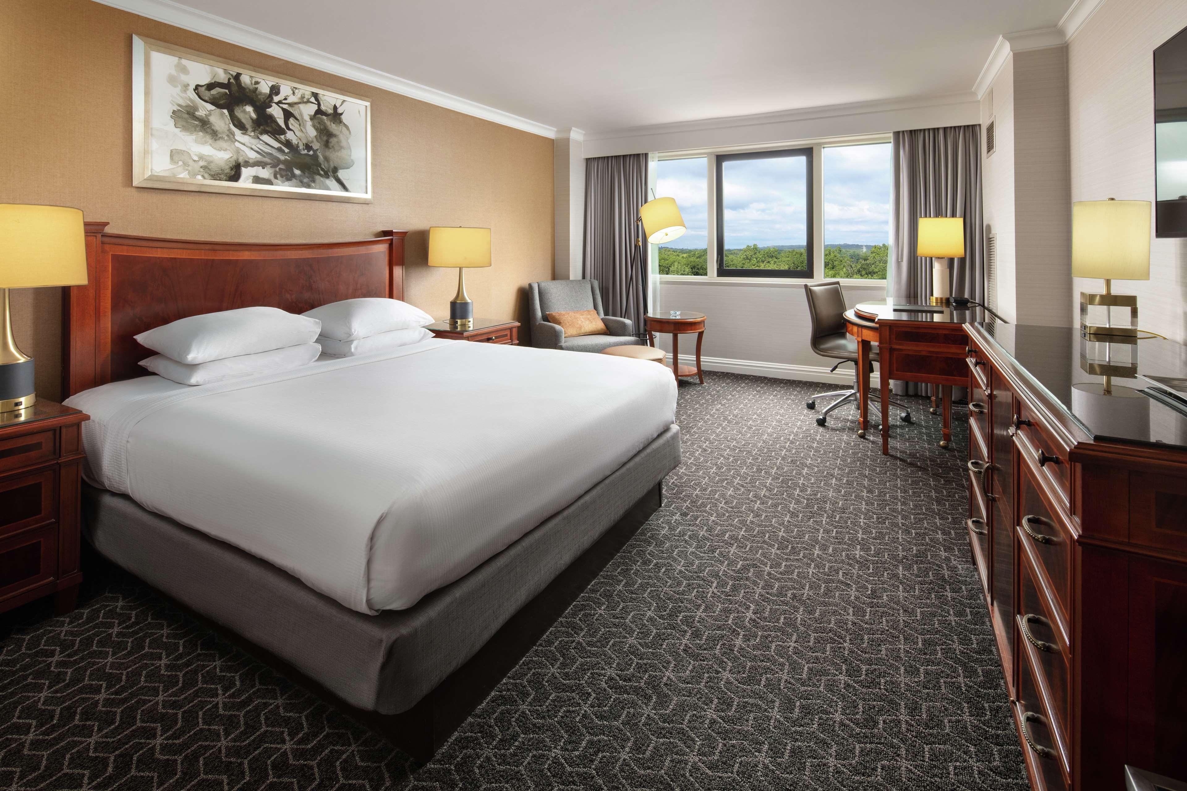 Room, King Bed, Executive Level, Accessible