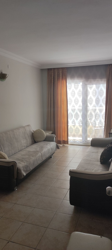 Basil's Apart Hotel 45/51