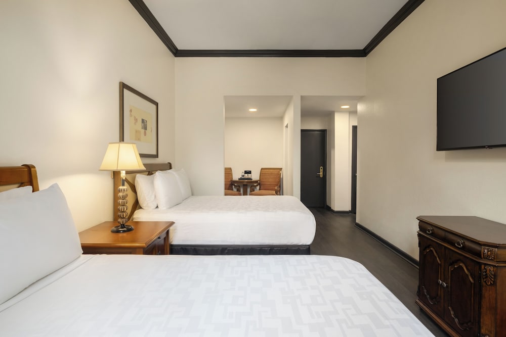 DELUXE, 2 DOUBLE BEDS, BALCONY