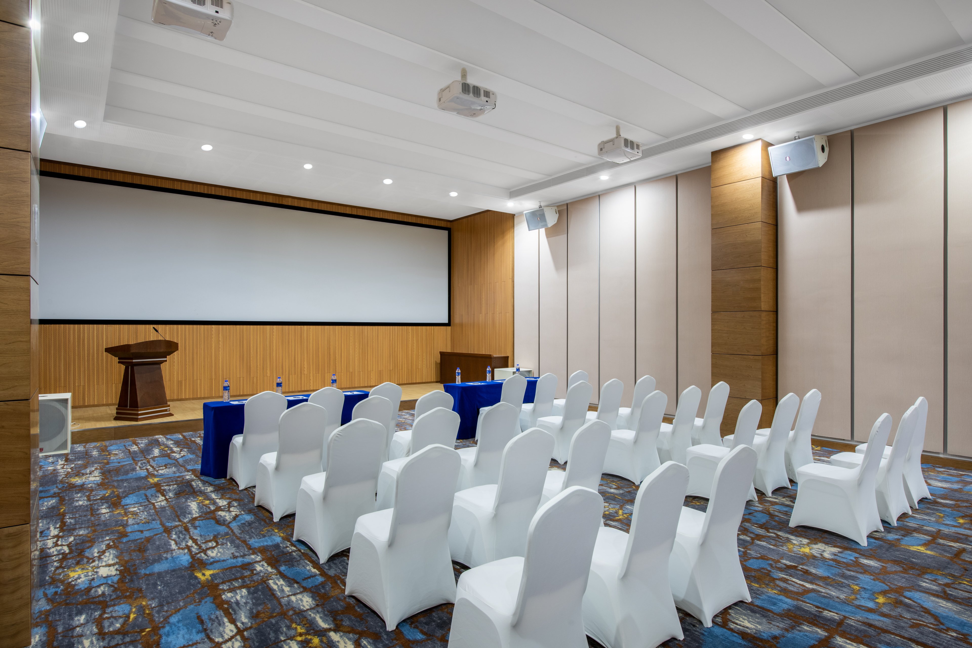 Holiday Inn Express Ordos Dongshen 23/33