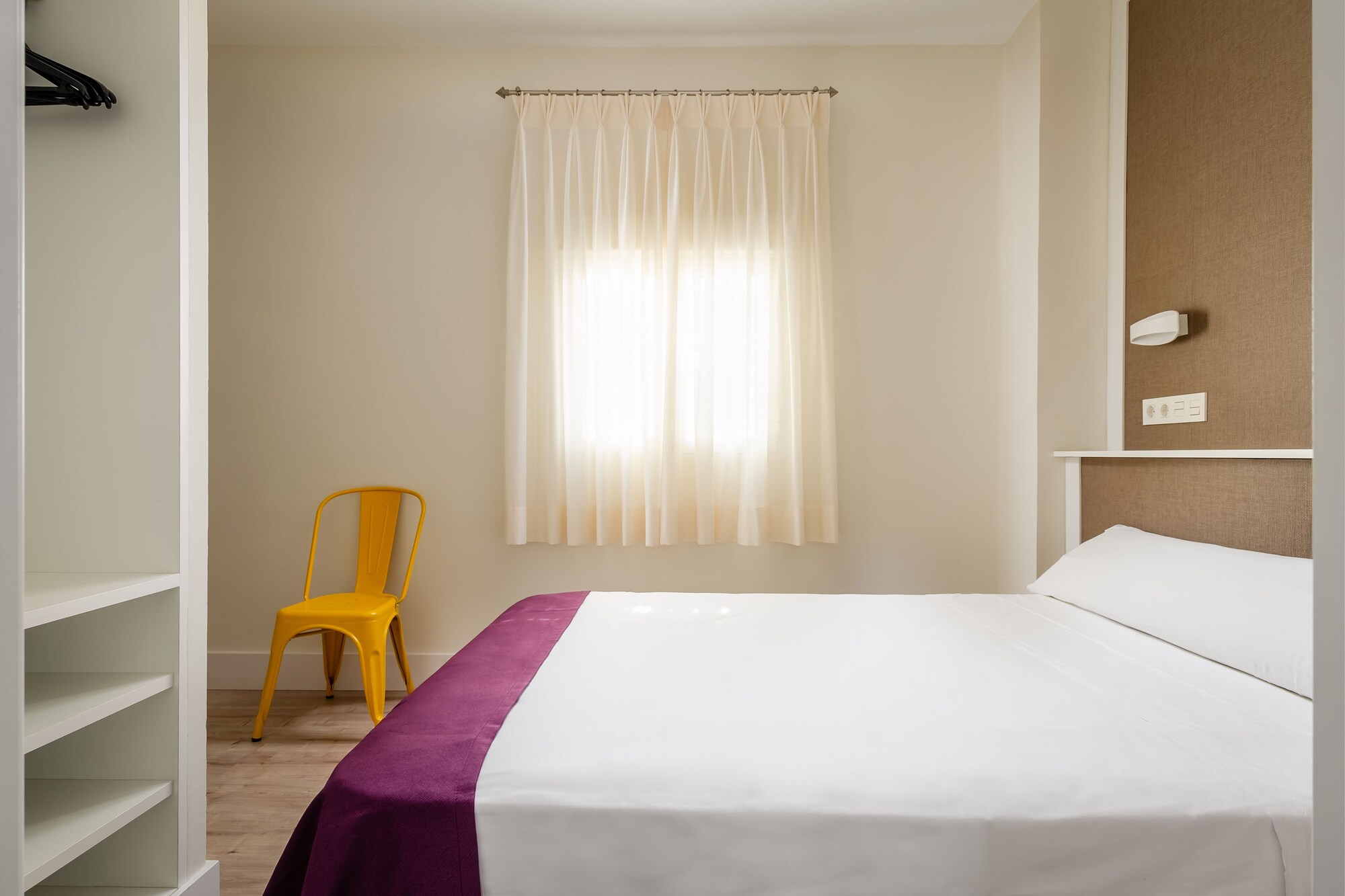 ROOM, DOUBLE BED
