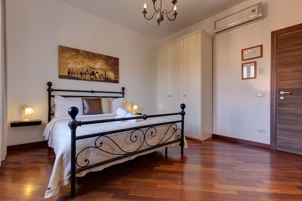 Little Rhome Suites 23/49