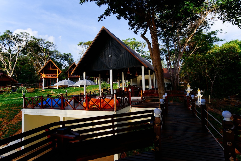 Phayamas Private Beach Resort 8/59