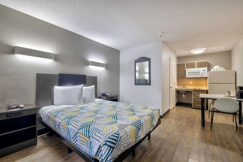 SUITE, QUEEN BED