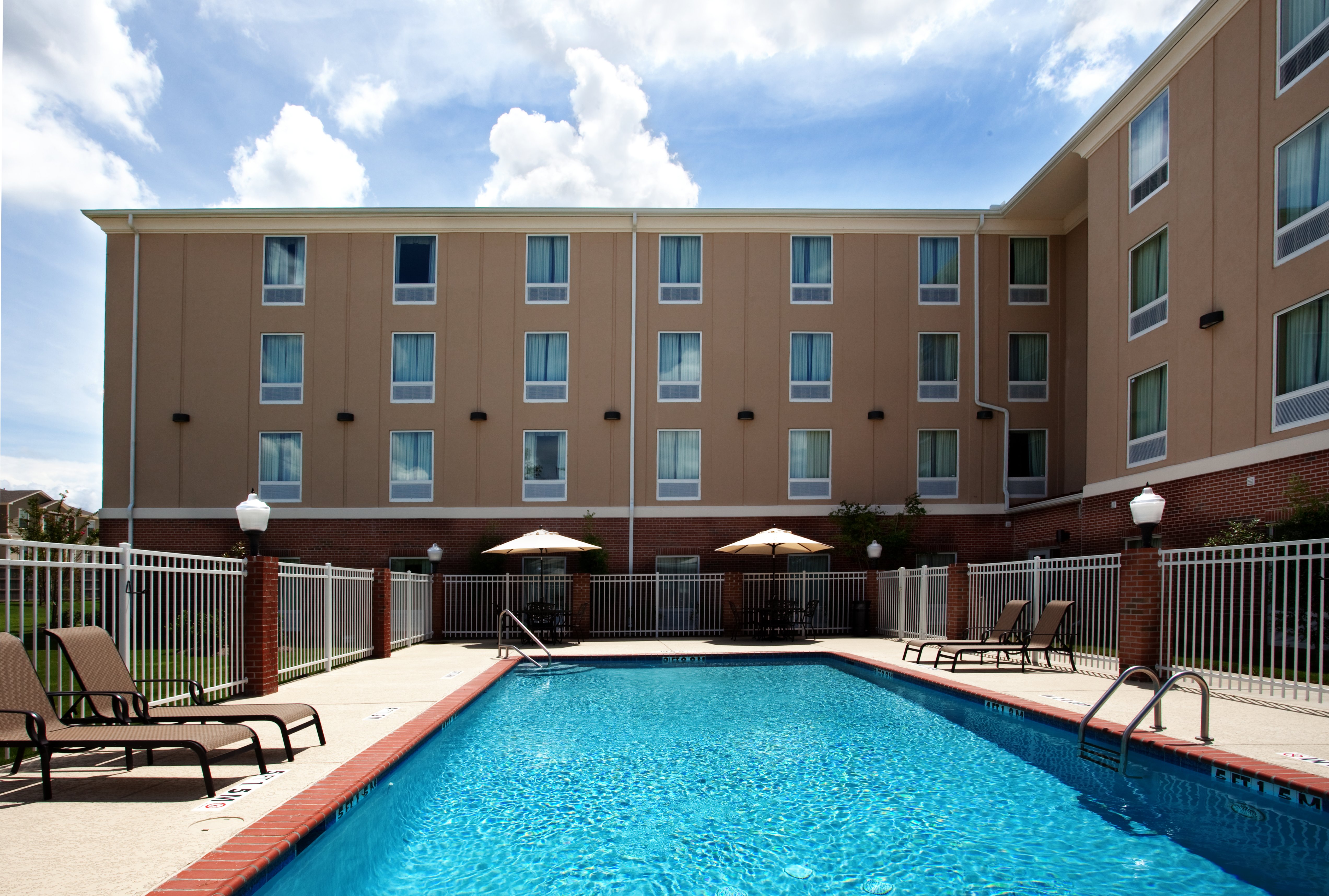 Holiday Inn Express Hotel And Suites Baton Rouge East 40/41
