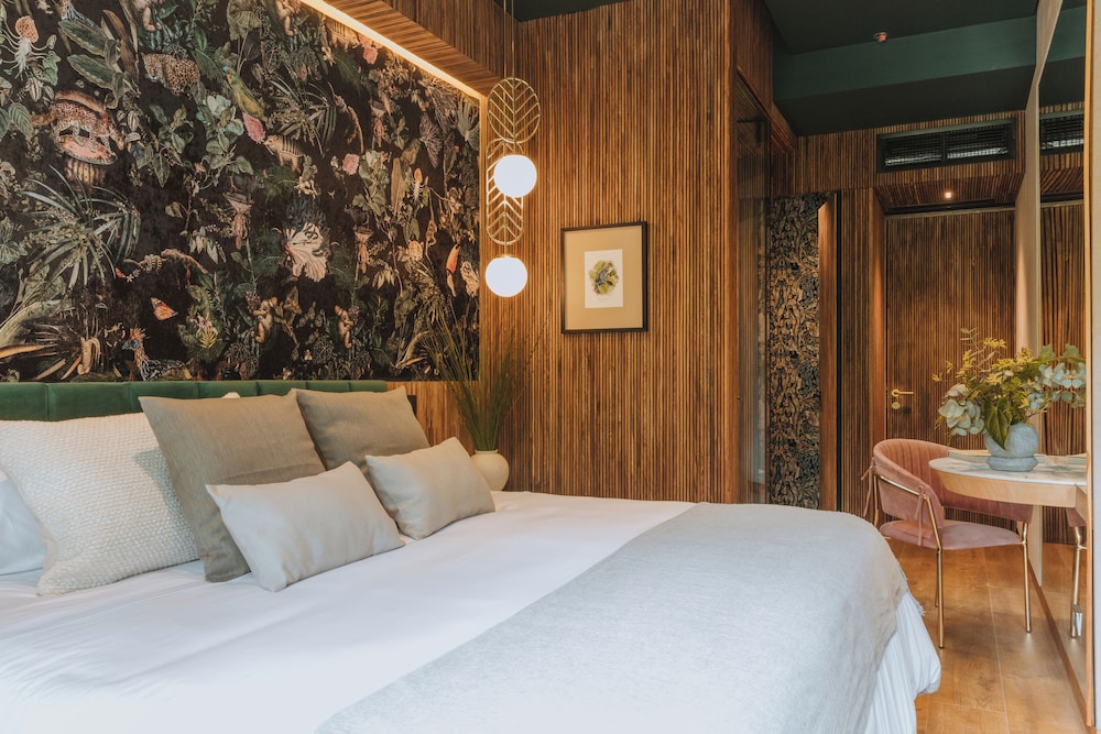 STANDARD, KING BED, BALCONY