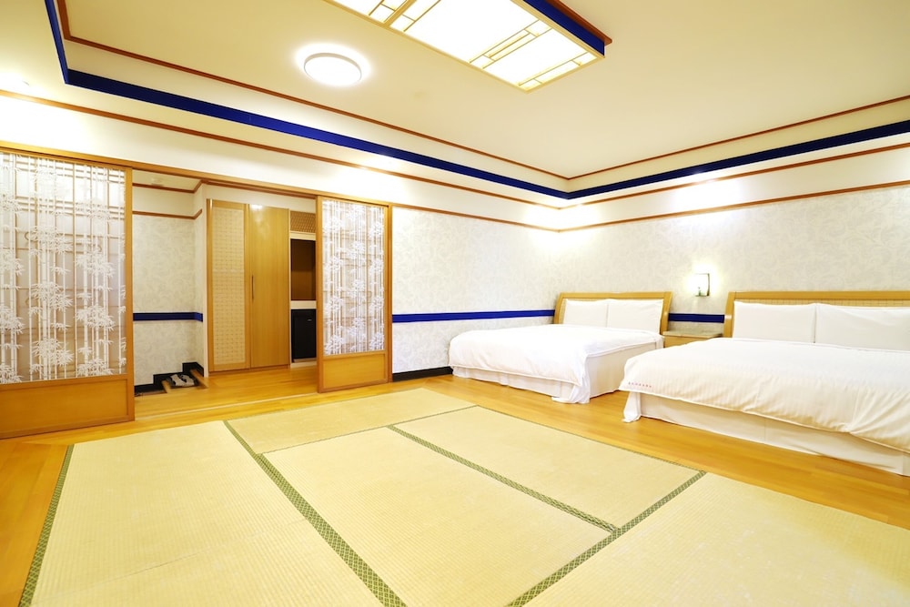 Gorgeous Hot Spring Resort 8/50