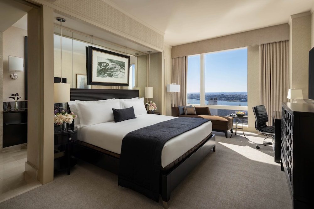 ROOM, KING BED, RIVER VIEW