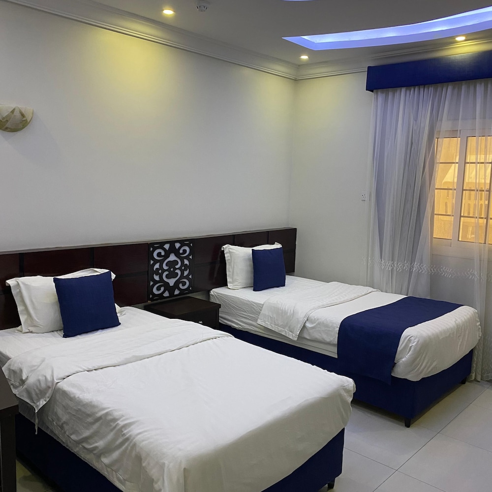 DELUXE, STUDIO, TWIN BEDS