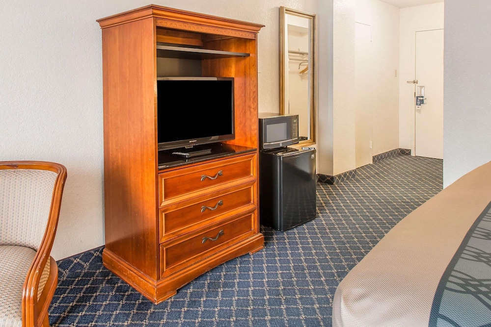 North Miami Beach Gardens Inn & Suites 32/42