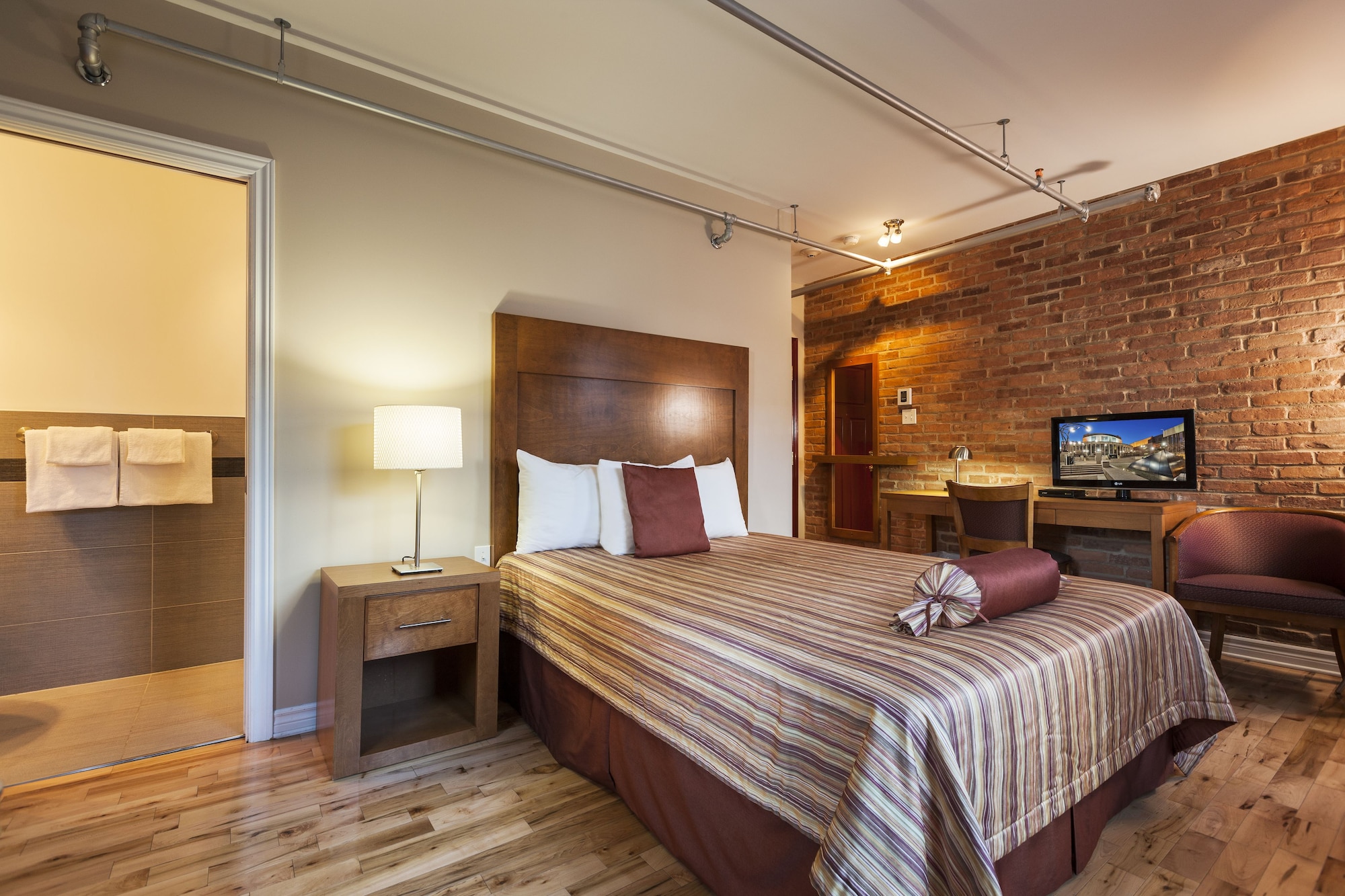 SUPERIOR, QUEEN BED, PRIVATE BATHROOM